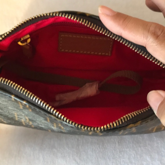 NWOT Dooney and Bourke handbag. - Picture 3 of 4